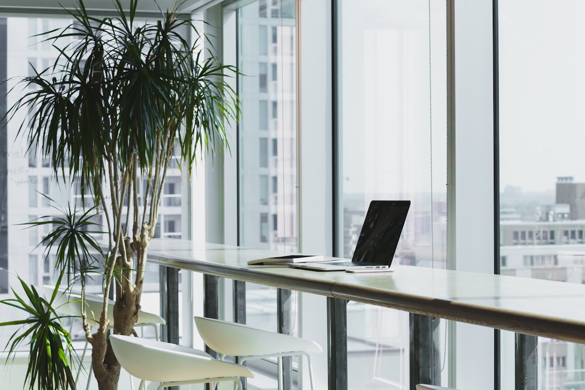 Espace de travail lumineux où l’on peut régulièrement se lever