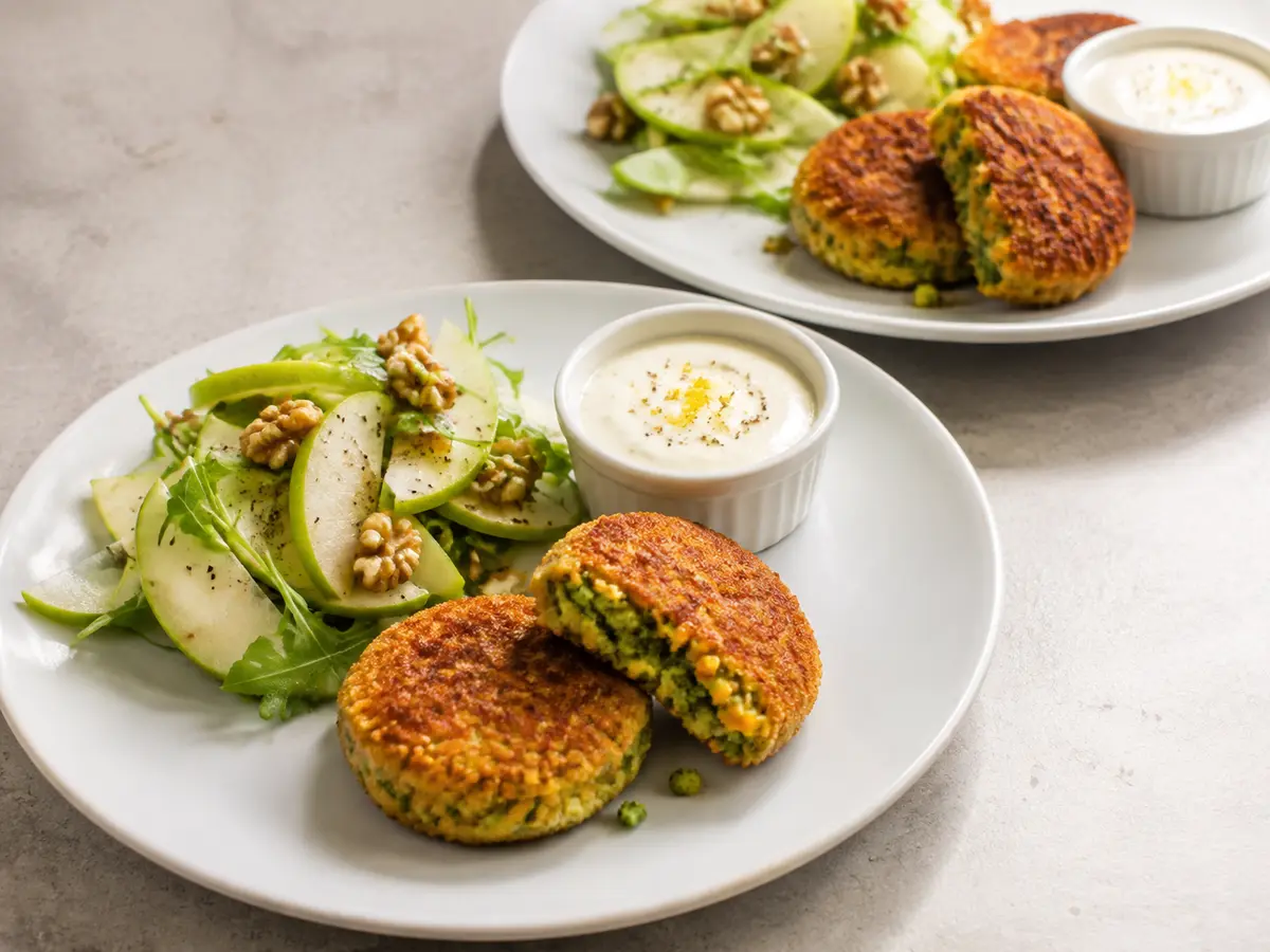 Croquettes de brocoli et cheddar avec salade de pomme et noix et sauce au yaourt